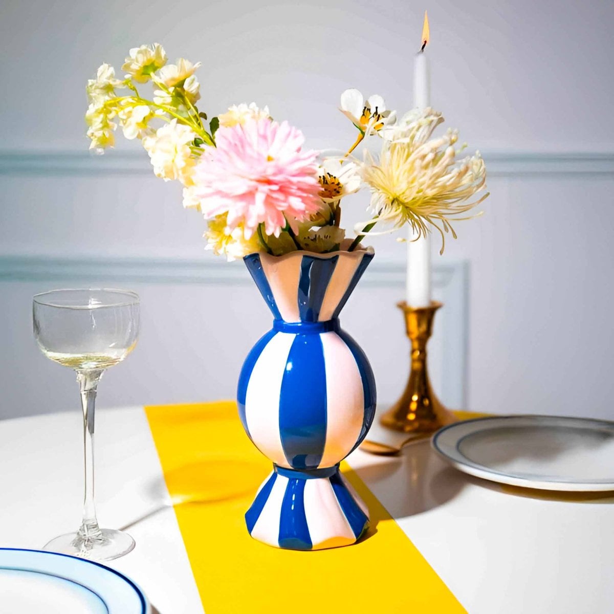 Vase bonbon rayé bleu – Vase en céramique design torsadé – Déco colorée et originale pour intérieur ou table