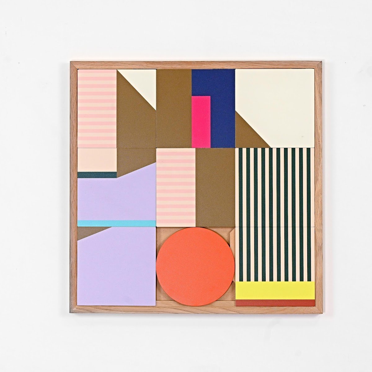Tableau décoratif en bois accroché au mur, ambiance contemporaine