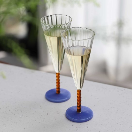 Détail du pied perlé des flûtes à champagne marron