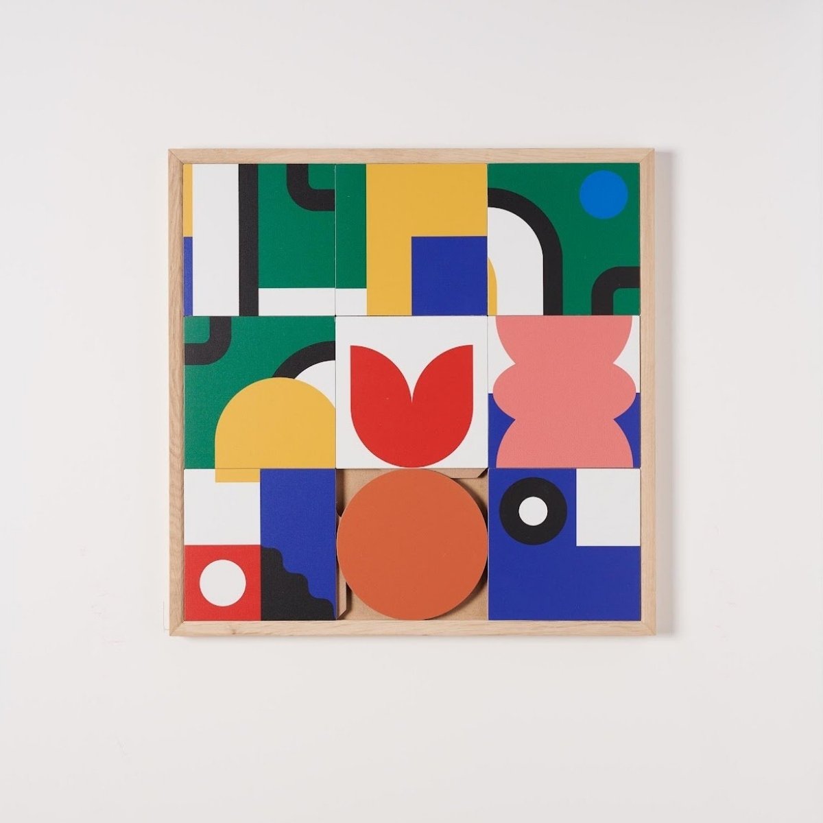 Œuvre murale en bois au relief graphique et moderne