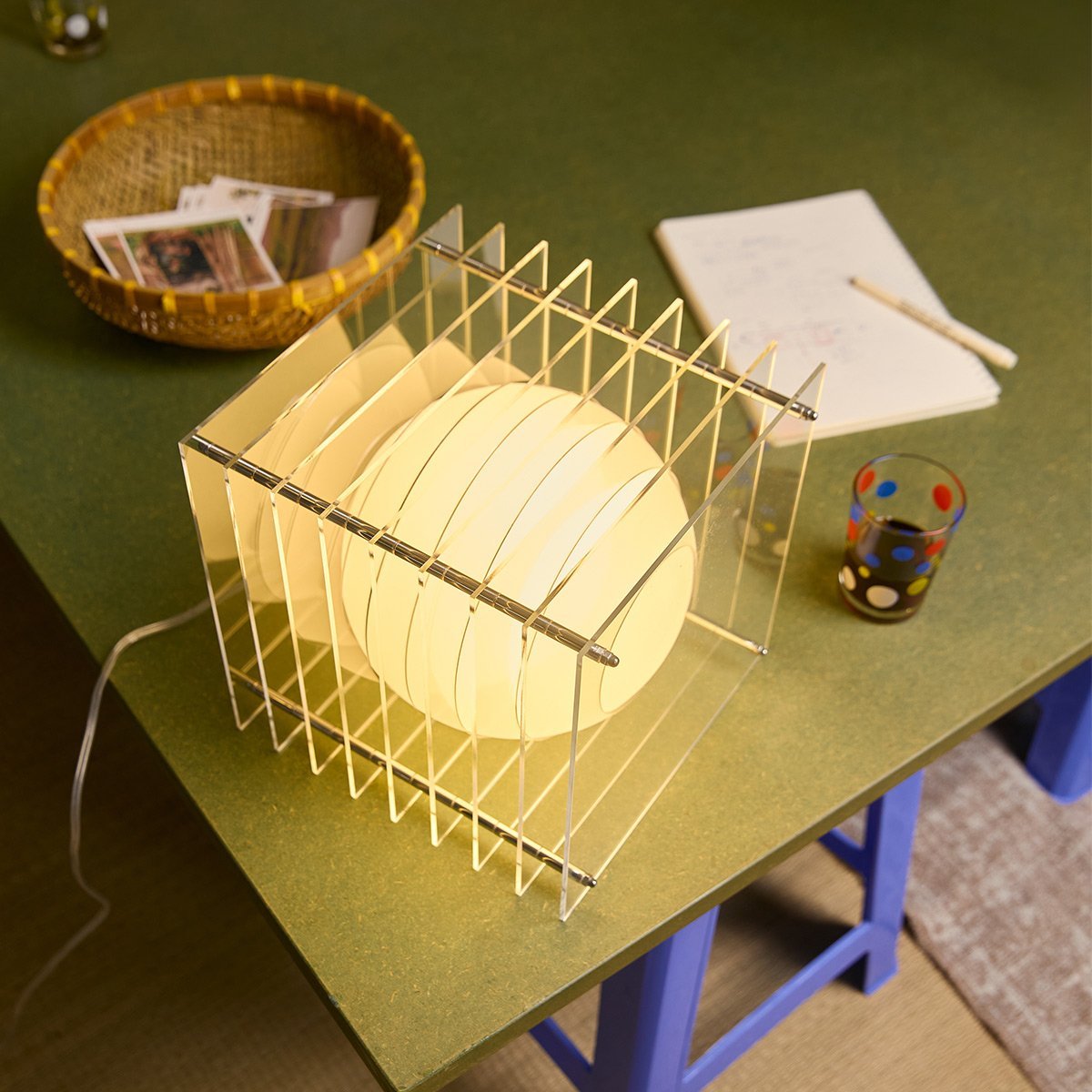 Lampe Design Lop – Bang, lampe de table sculpturale en plaques acryliques et verre opalin, design arty primé