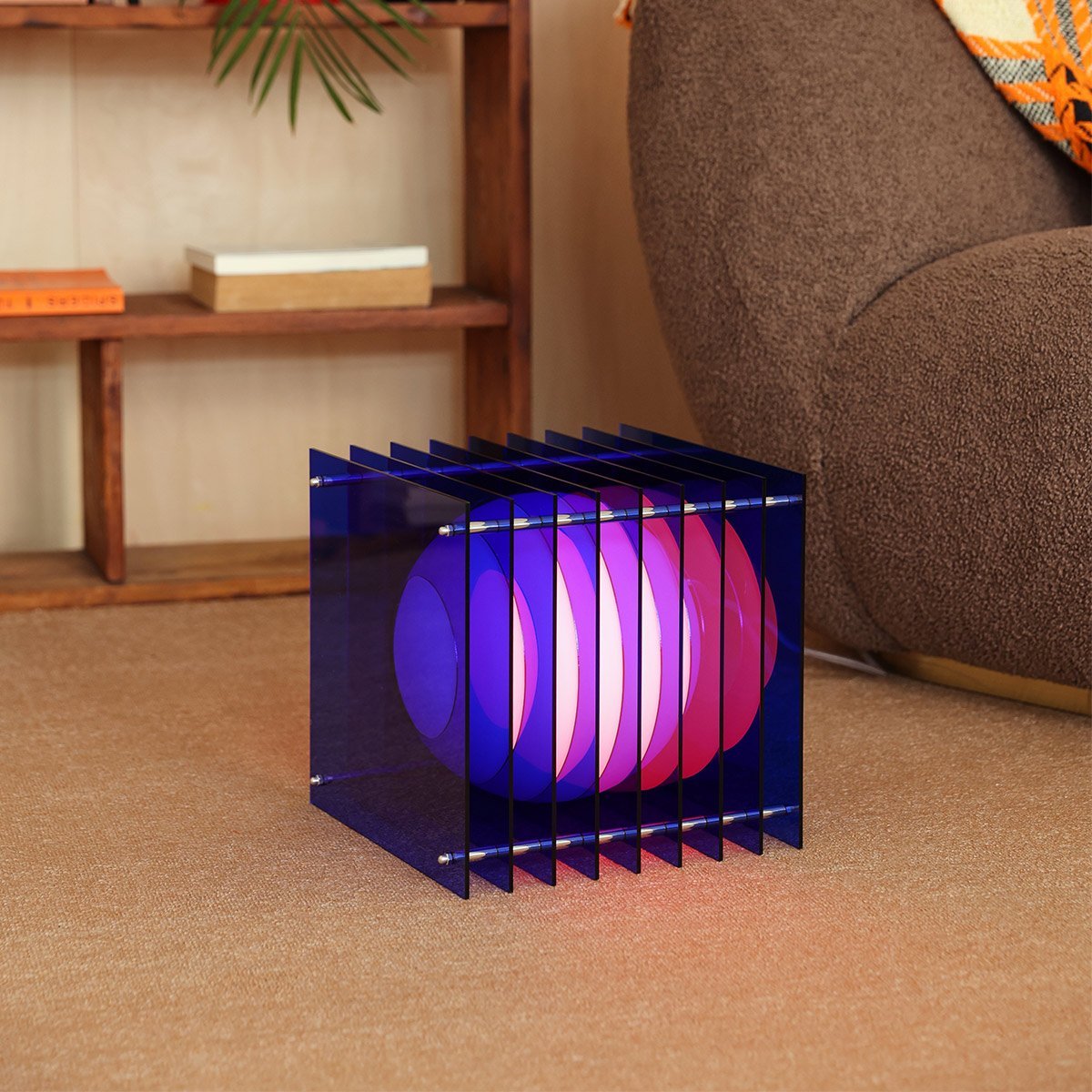 Lampe Design Lop – Bang, lampe de table sculpturale en plaques acryliques et verre opalin, design arty primé