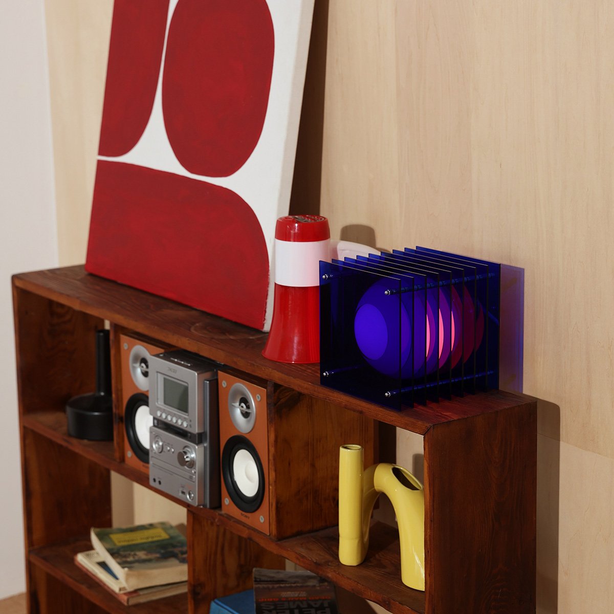 Lampe Design Lop – Bang, lampe de table sculpturale en plaques acryliques et verre opalin, design arty primé