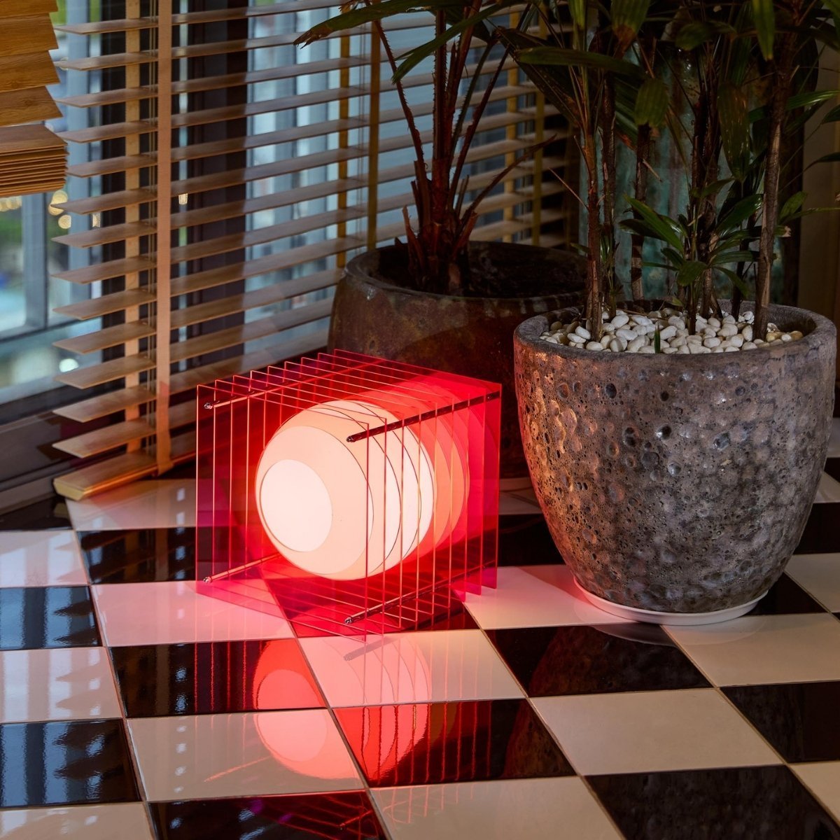 Lampe Design Lop – Bang, lampe de table sculpturale en plaques acryliques et verre opalin, design arty primé