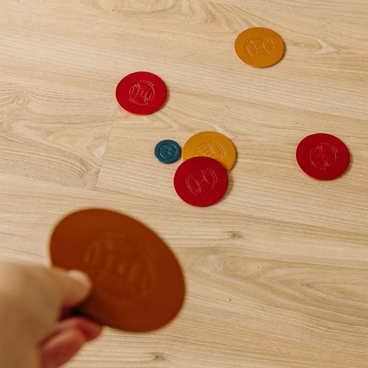 Pétanque d’intérieur en cuir – Jeu apéro original pour jouer partout