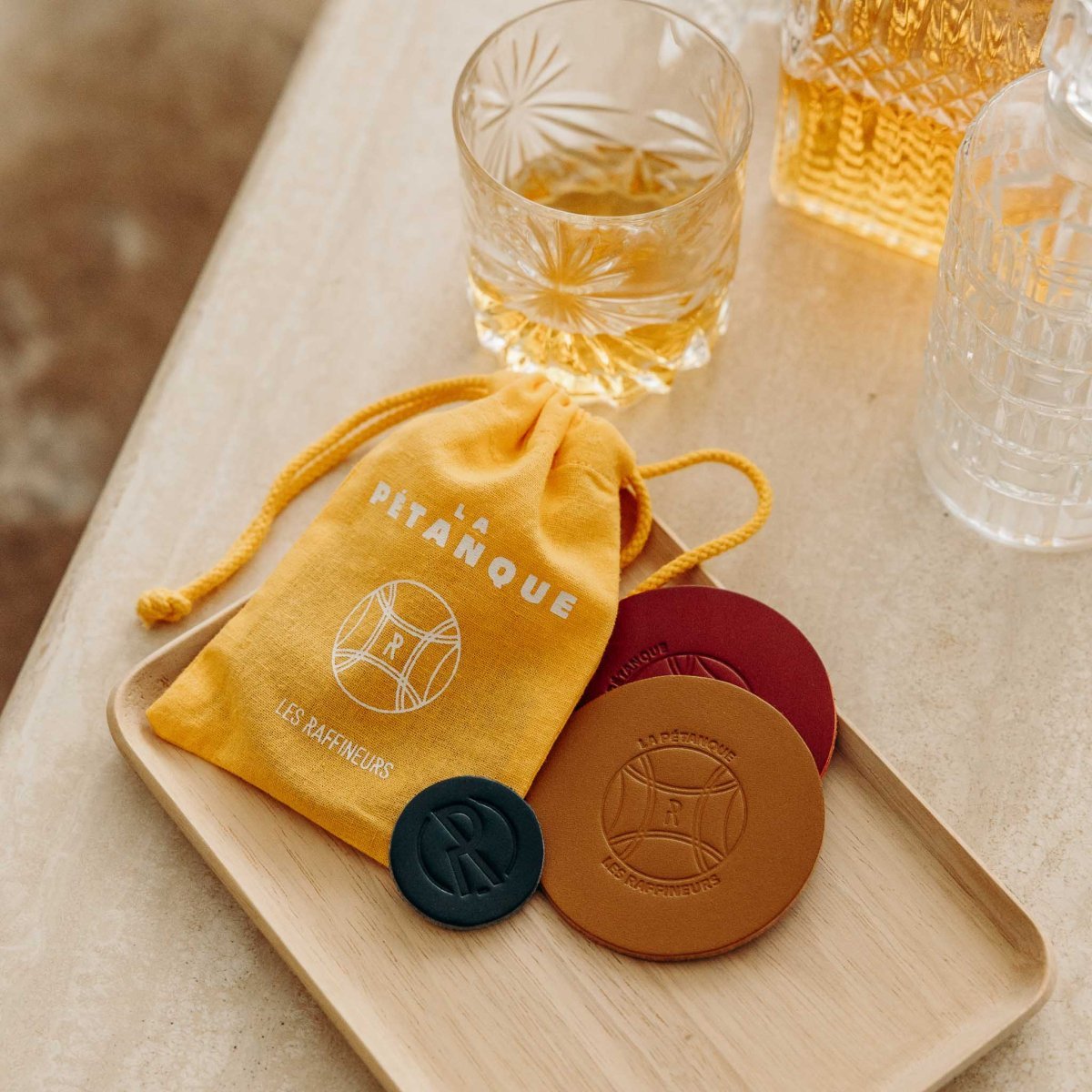 Idée cadeau apéro homme – Jeu de pétanque d’intérieur en cuir original et compact