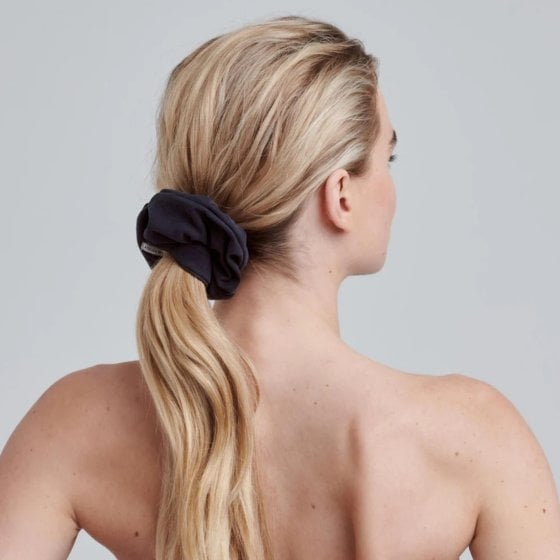 Chouchou en Lin Atelier des Femmes – Scrunchie Fait Main, Look Rétro Bohème, Accessoire Naturel Fabriqué aux Pays-Bas
