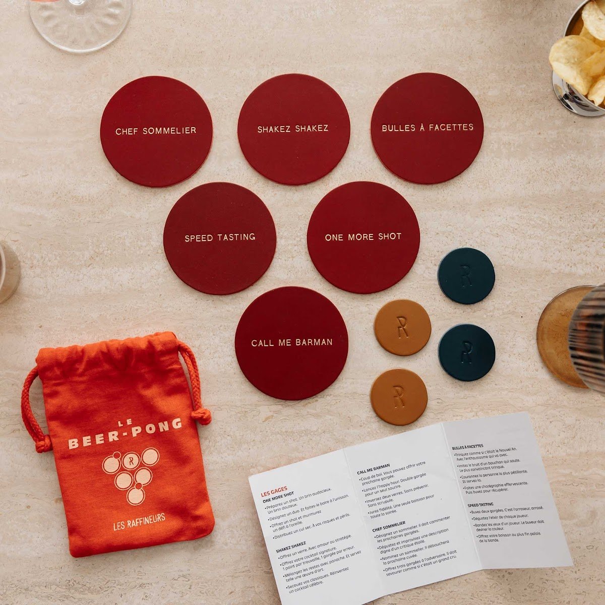 Idée cadeau apéro entre amis – Jeu Beer Pong en cuir Les Raffineurs