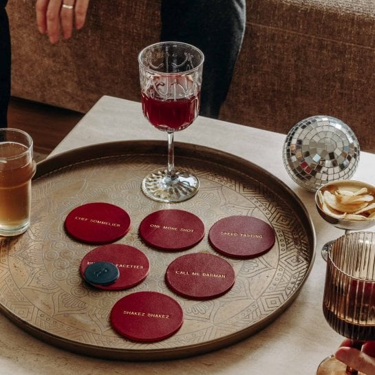 Jeu apéro en cuir – Beer Pong original avec palets et jetons gravés
