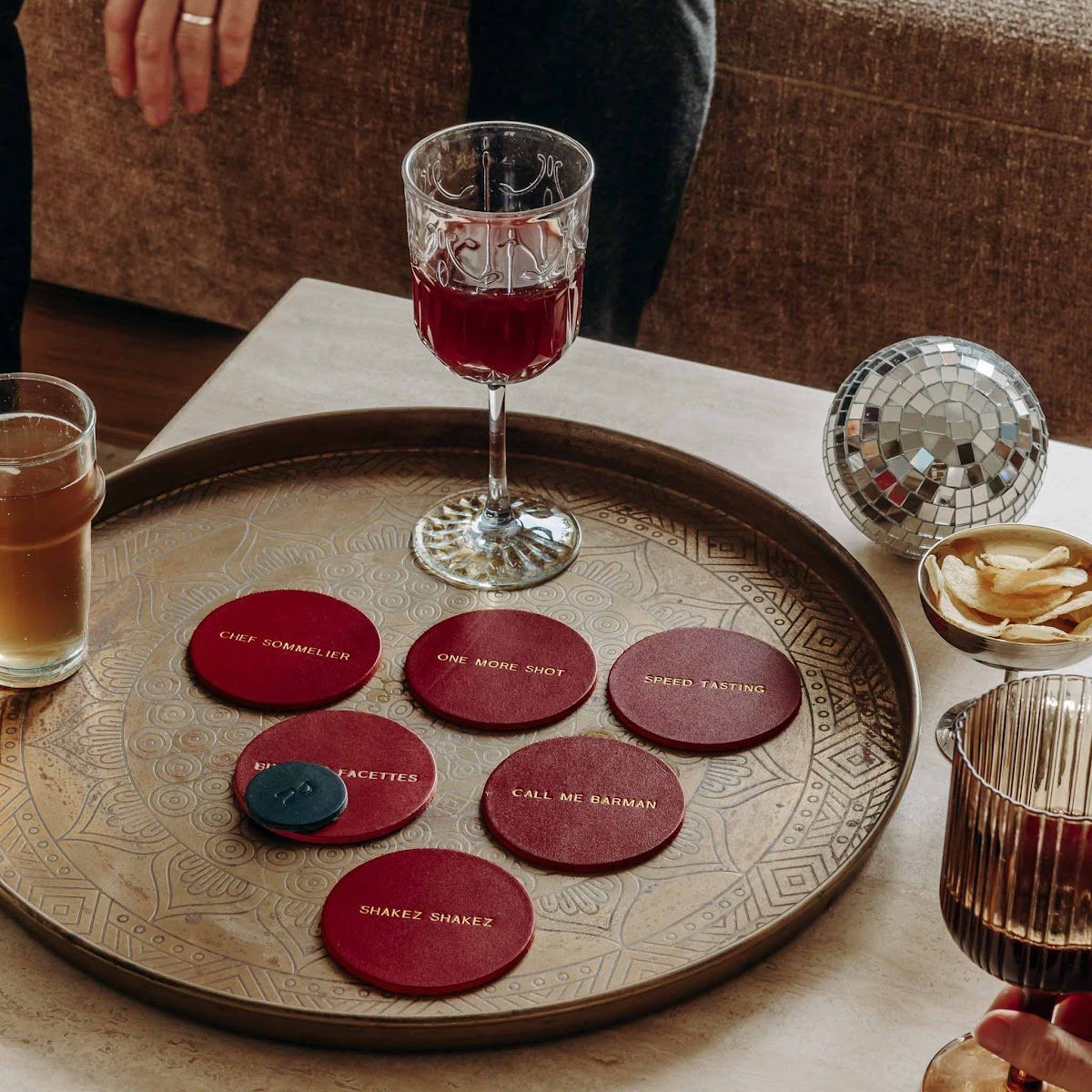Jeu apéro en cuir – Beer Pong original avec palets et jetons gravés