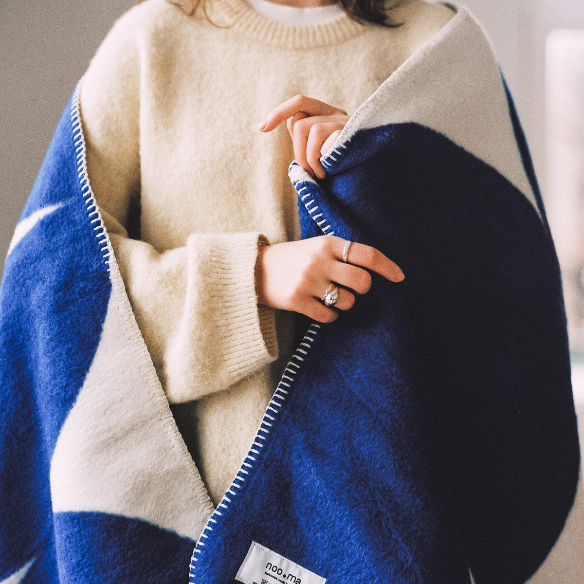 Plaid bleu géométrique noo.ma - Plaid doux style moderne - Idée cadeau design maison