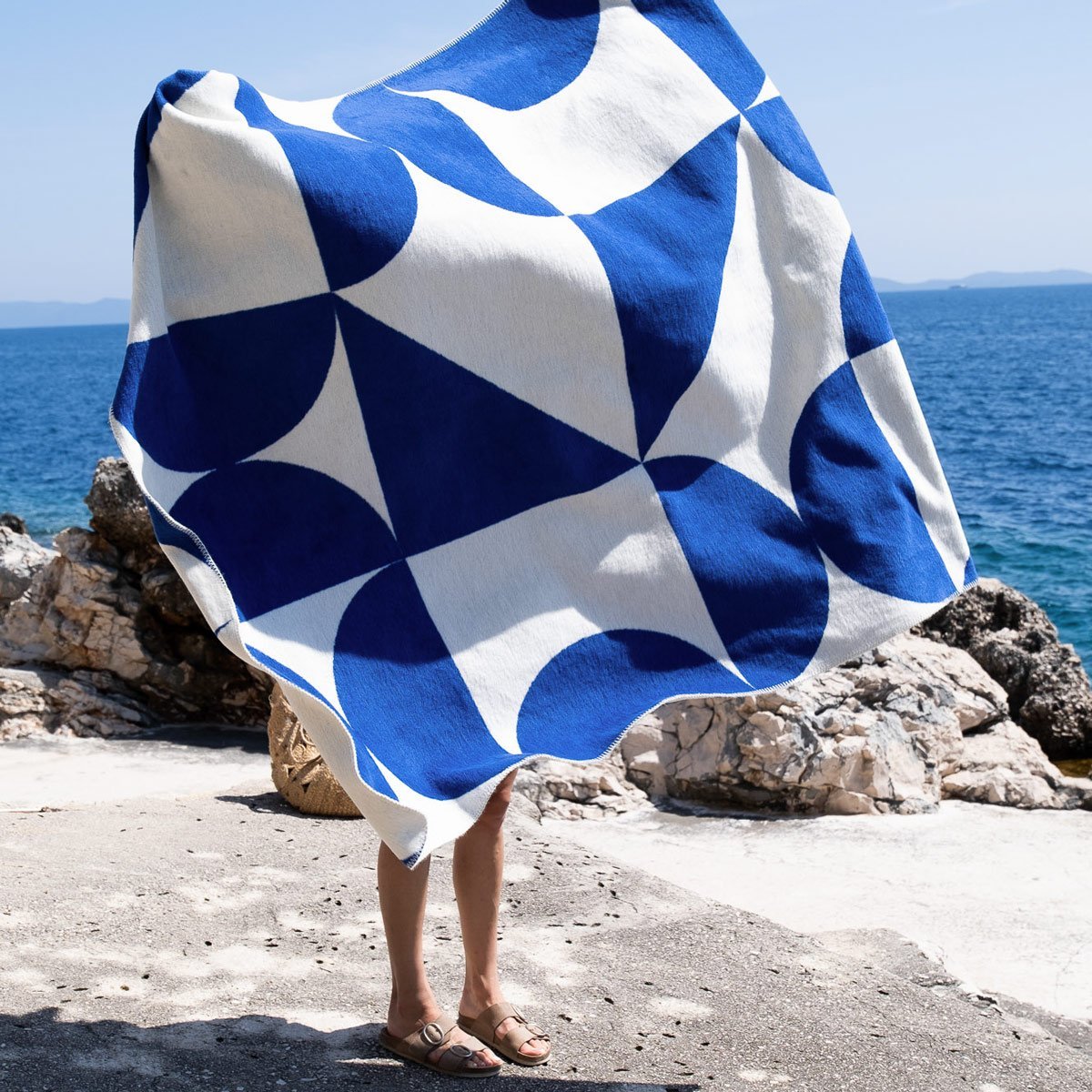 Plaid bleu géométrique noo.ma - Plaid doux style moderne - Idée cadeau design maison