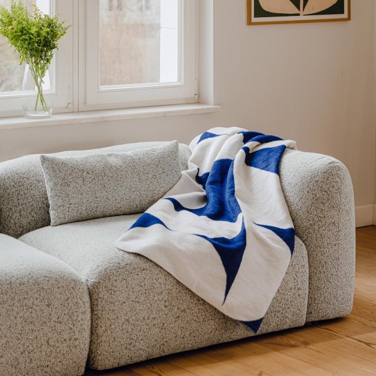 Plaid bleu géométrique noo.ma - parfait pour réchauffer le salon l’hiver