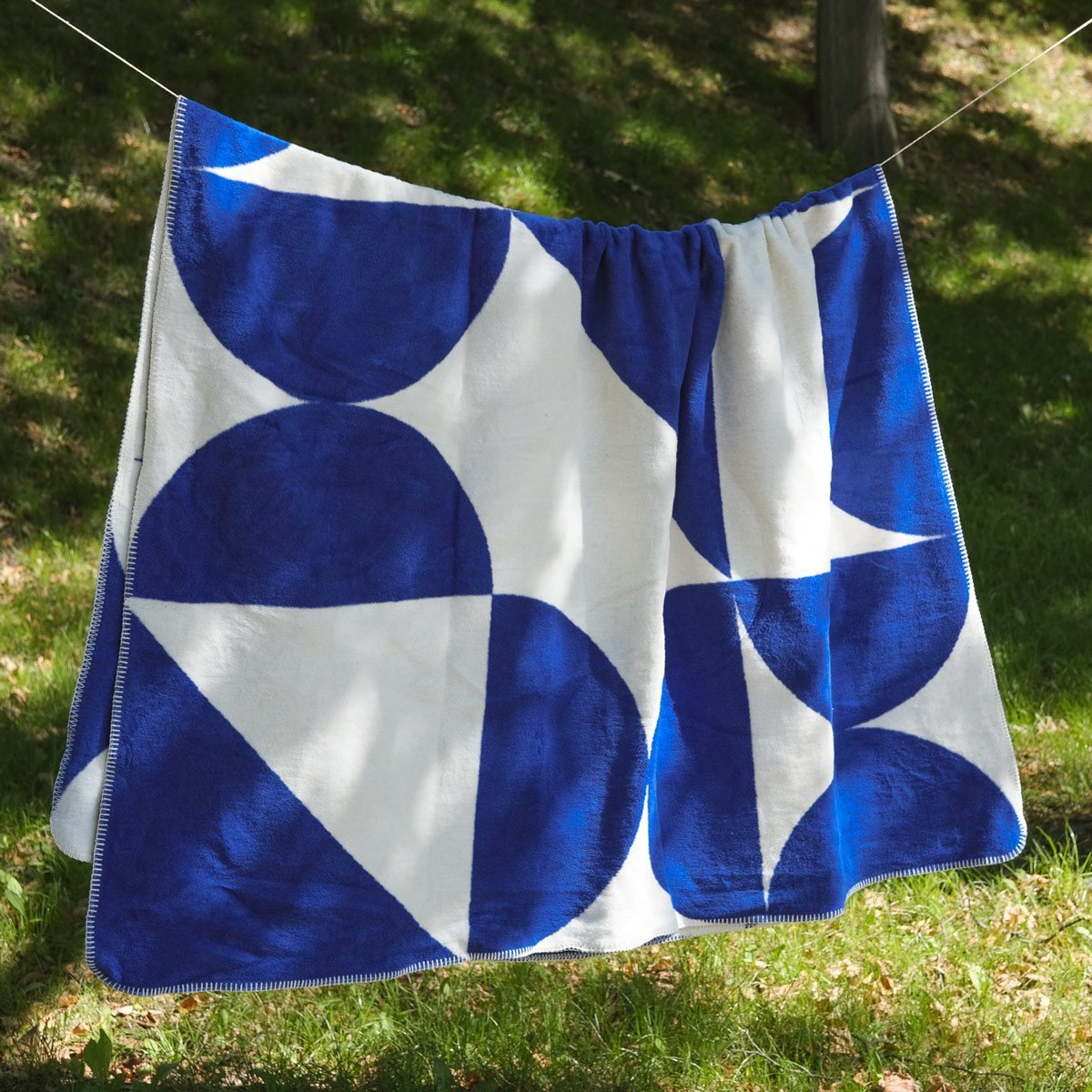 Plaid noo.ma bleu et beige - belle idée cadeau Noël déco