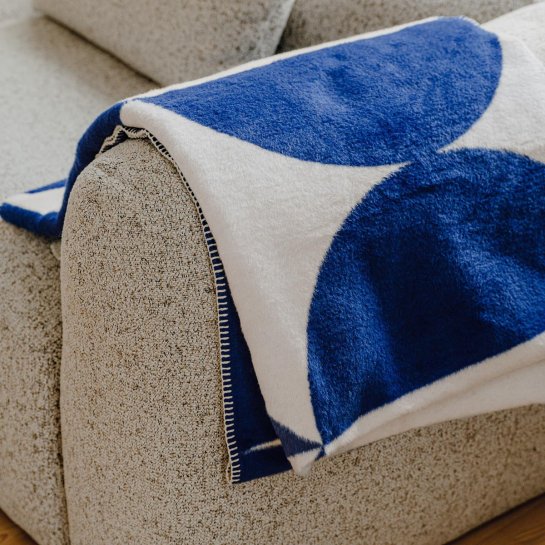 Plaid bleu géométrique - joli cadeau pour amateurs de déco moderne