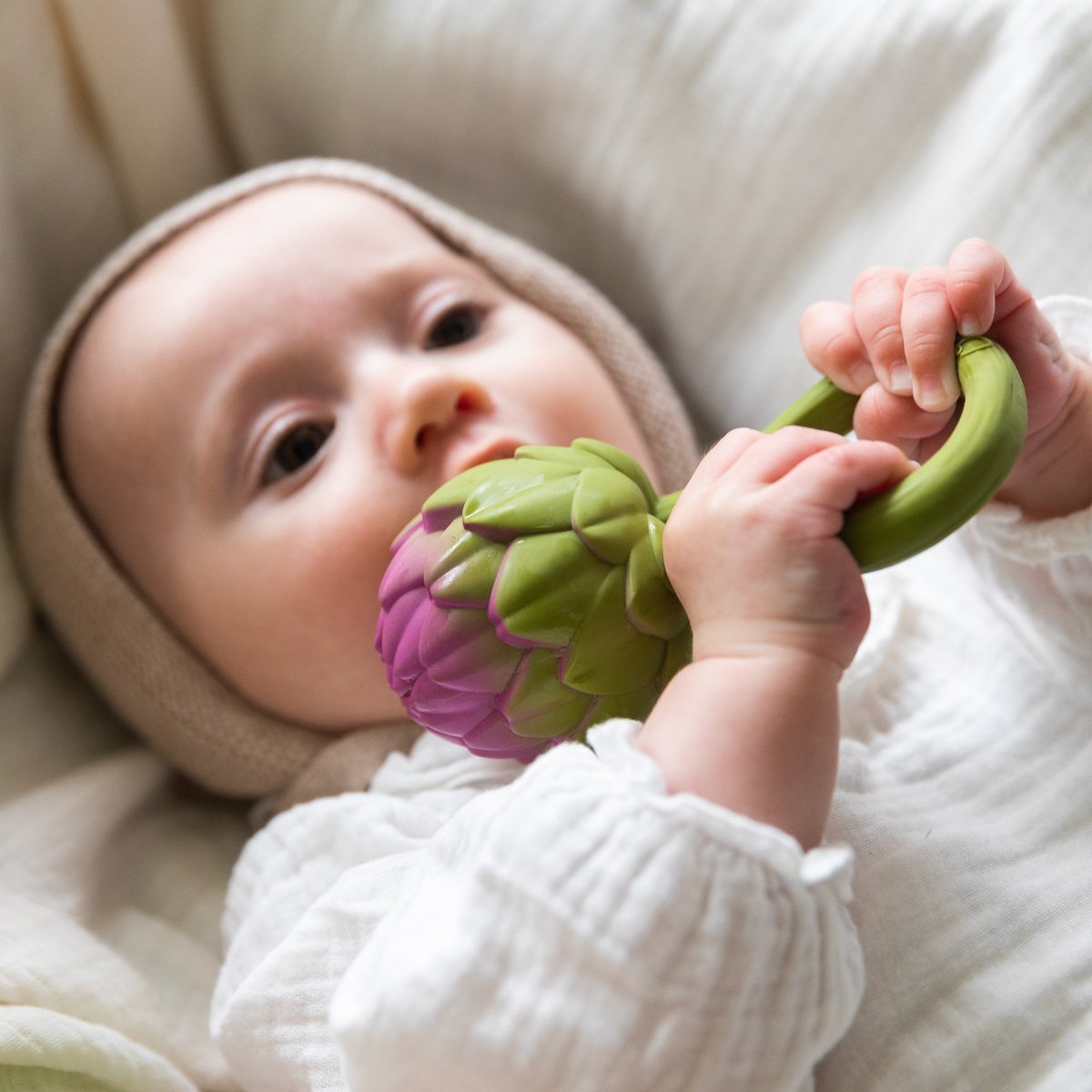 Hochet bébé Oli & Carol chou-fleur - jouet sensoriel en caoutchouc naturel