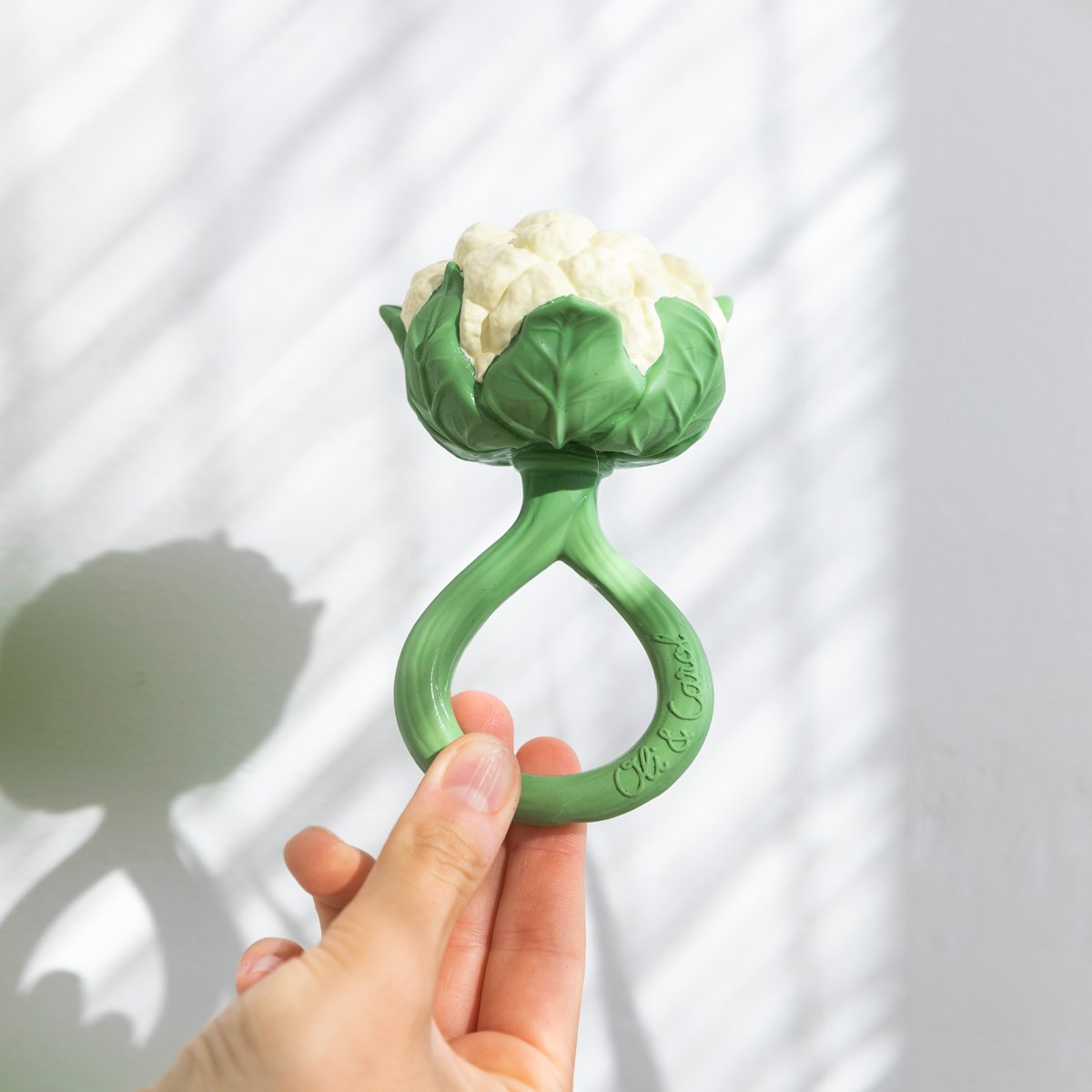 Hochet bébé Oli & Carol - idée cadeau de Noël naturel et éducatif