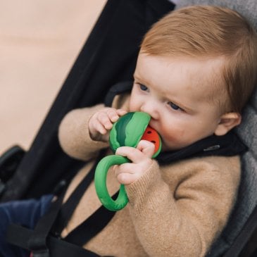 Hochet bébé Oli & Carol chou-fleur - jouet sensoriel en caoutchouc naturel Image 43839