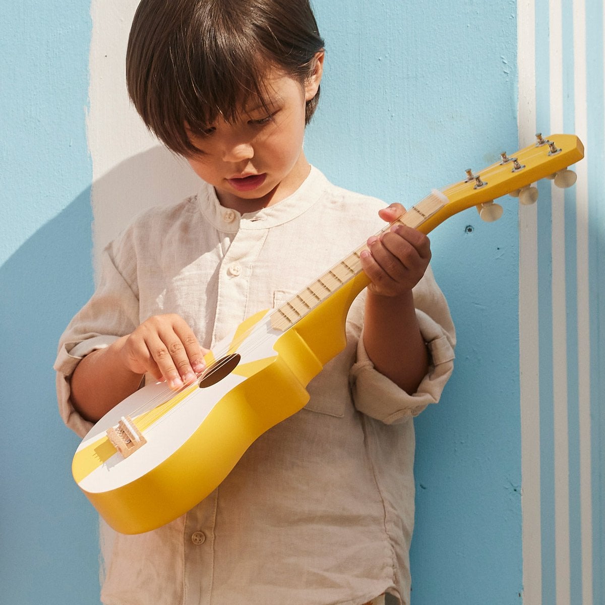 Guitare en bois Enfant Kids Concept - Instrument Musical | Bois de Tilleul - 6 Cordes & Design Authentique - Vache noir/blanc - Bois (Kids Concept) - Image 4