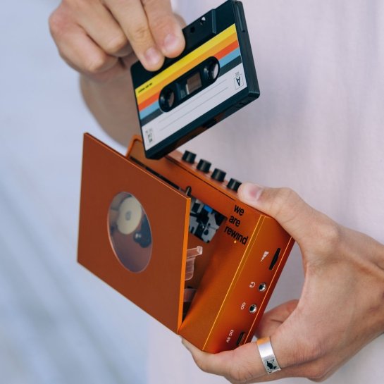 Lecteur de cassettes rétro Bluetooth – Design aluminium rechargeable – Idée cadeau Noël originale pour amateur de vintage