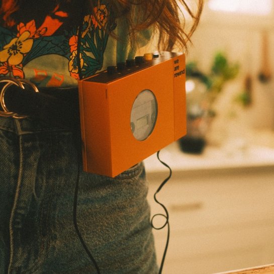 Lecteur de cassettes rétro Bluetooth – Design aluminium rechargeable – Idée cadeau Noël originale pour amateur de vintage