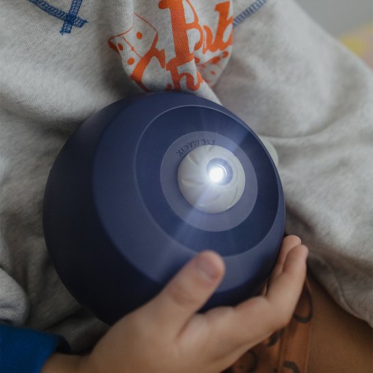 Projecteur galaxie Kidystar allumé avec effets étoilés