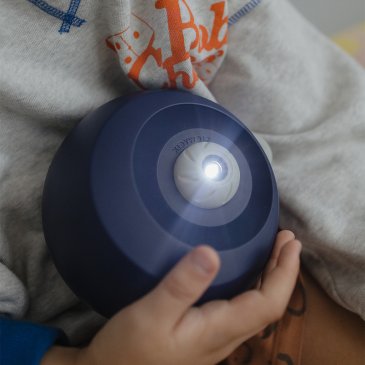 Projecteur galaxie Kidystar allumé avec effets étoilés