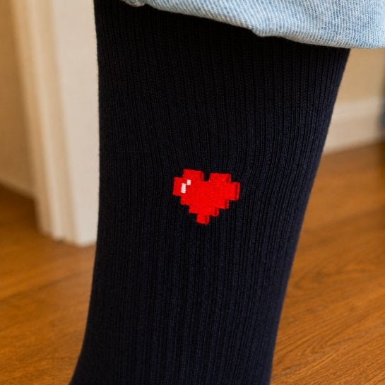 Chaussettes brodées cœur pixel art