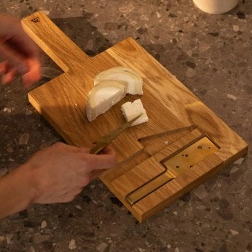 Planche découpe fromage avec couteaux