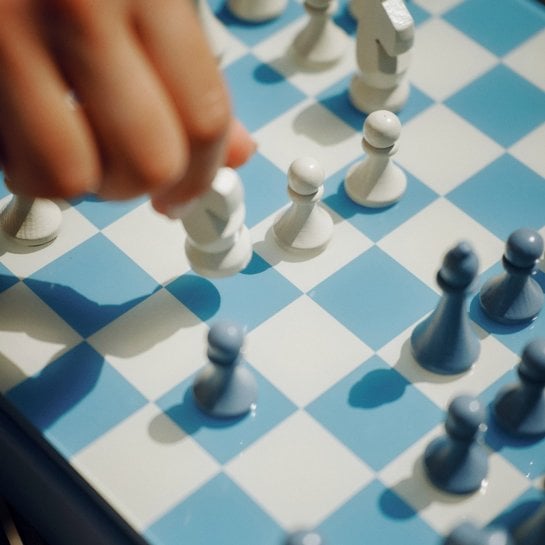 Jeu d’échecs Printworks Classic - Bleu poudré - Pièces en bois - Objet déco design