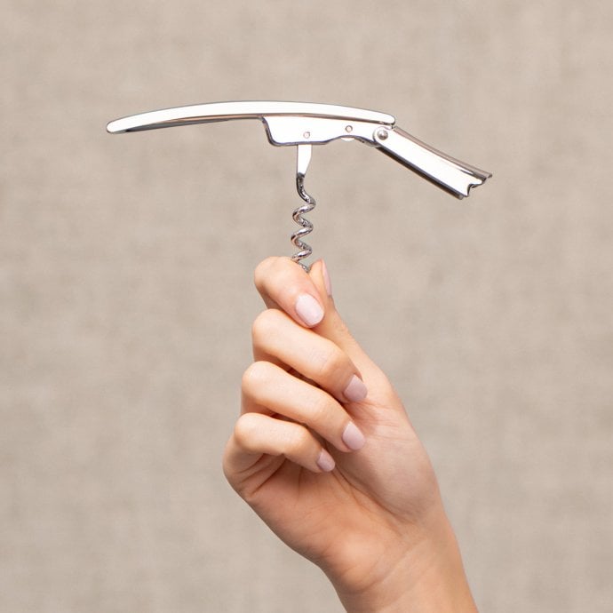 Tire-bouchon ergonomique avec coupe-capsule intégré et format compact