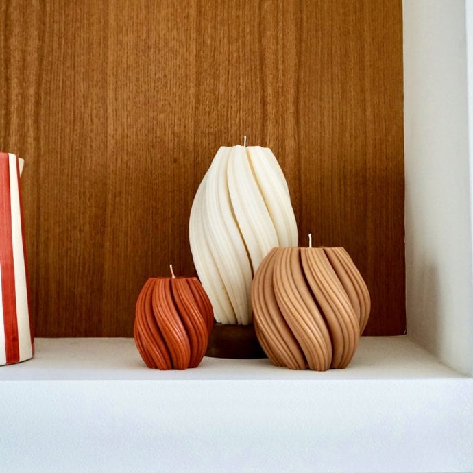 Trois bougies design aux formes spirales fabriquées à la main à Bordeaux