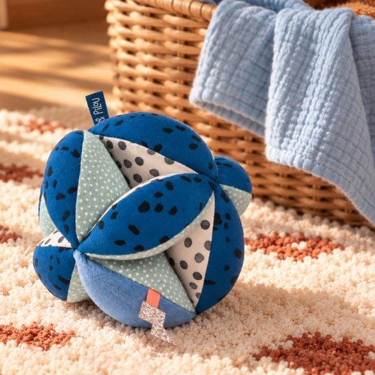 Jouet sensoriel en coton et polyester, format 15 x 15 cm et matières variées
