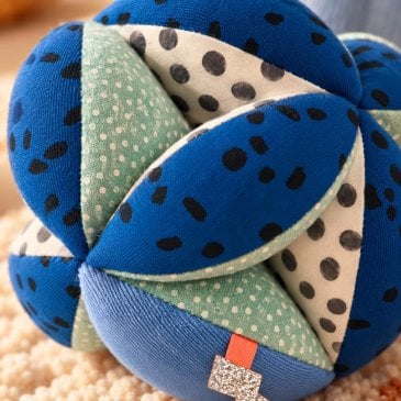 Balle sensorielle bébé Moulin Roty, douce et colorée, avec grelot intégré Image 46070