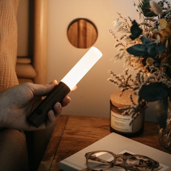 Lampe avec socle magnétique et adhésif pour une installation sans perçage