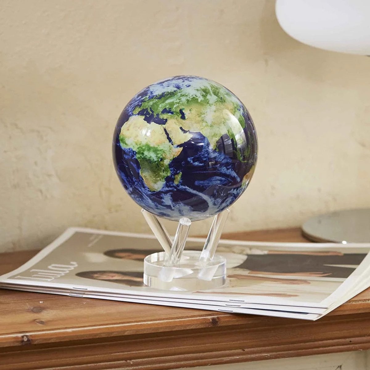 Globe terrestre avec nuages auto-rotatif