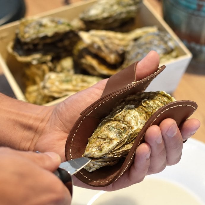 Kit d’ouverture des huîtres pour droitier dans une bourriche en bois
