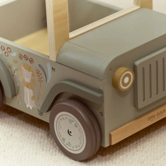 Véhicule en bois avec rangement pour embarquer les peluches dans les aventures à la maison