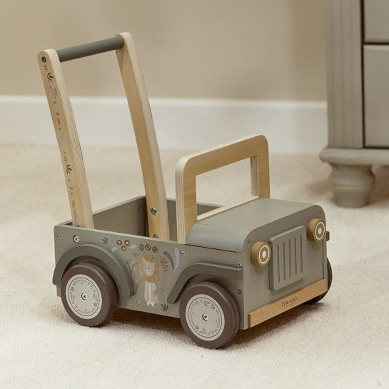 Véhicule en bois avec rangement pour embarquer les peluches dans les aventures à la maison