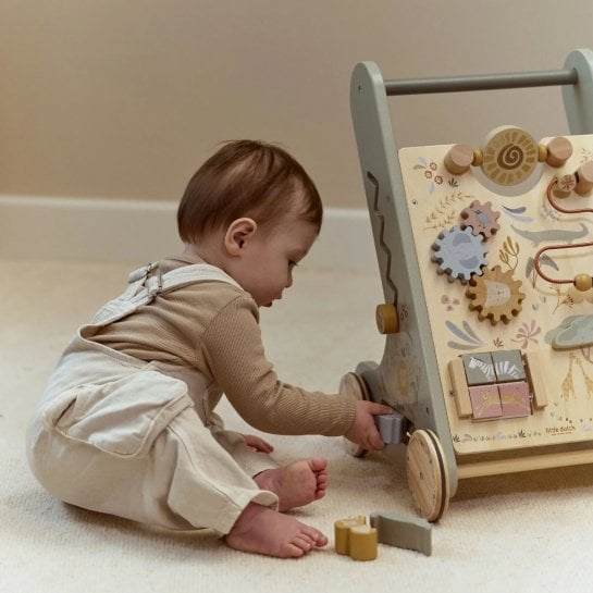 Jouet d’activités à offrir à un enfant curieux qui découvre ses premiers déplacements