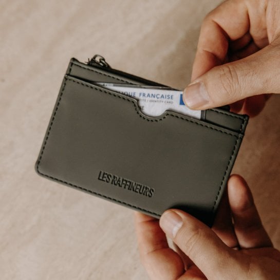 Porte-cartes minimaliste à offrir à un amateur d’accessoires pratiques et peu encombrants