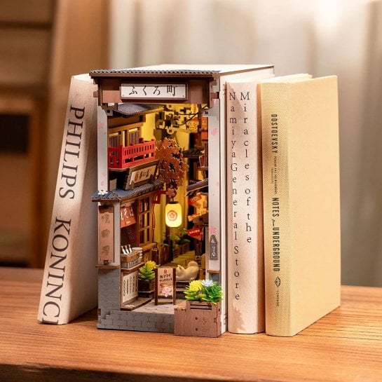 Pièces en bois prédécoupé et éléments décoratifs avec notice de montage illustrée