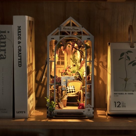 Serre fleurie, ruelle japonaise ou boutique du Père Noël pour décorer une étagère