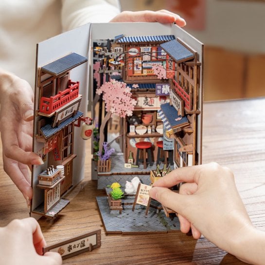 Serre fleurie, ruelle japonaise ou boutique du Père Noël pour décorer une étagère