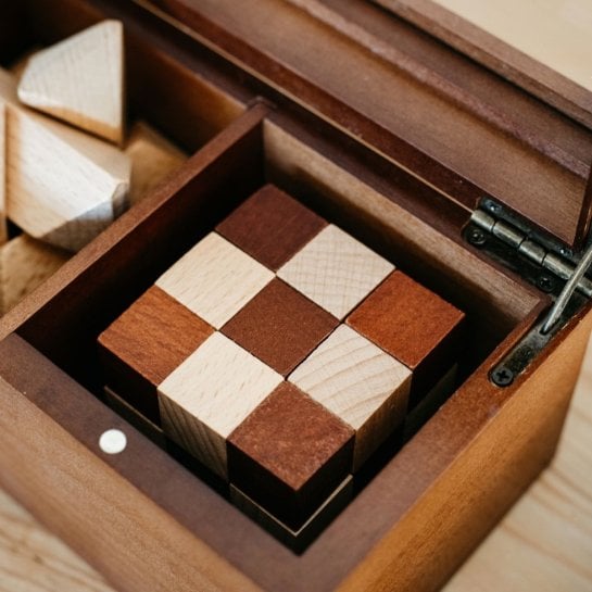 Coffret en bois foncé avec couvercle vitré, fermeture aimantée et trois compartiments