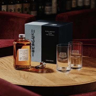 Coffret whisky Nikka From the Barrel avec deux verres highball et un bec verseur