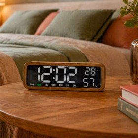 Réveil numérique en bois