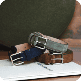 T-shirt brodés, ceinture en cuir et bijoux homme soldés à -60%